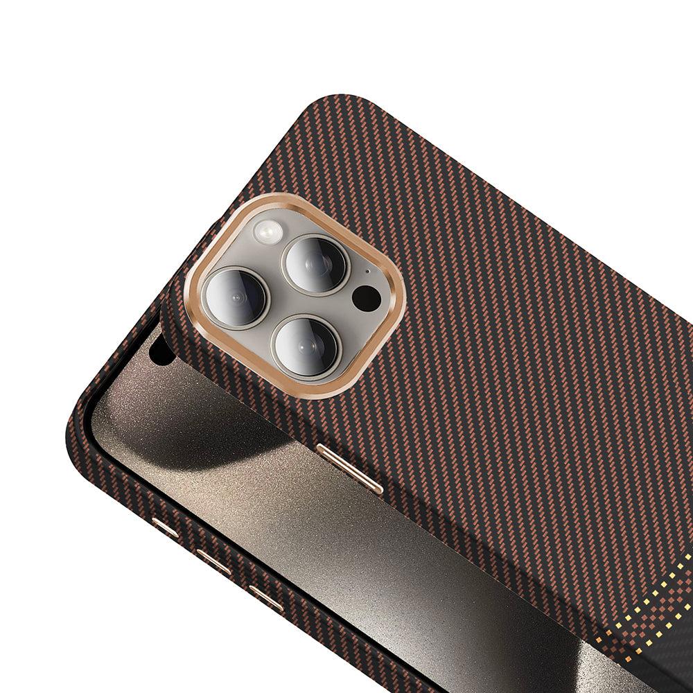 Apple iPhone 15 Pro Max Kılıf M-safe Şarj Özellikli Karbon Fiber Görünümlü Zore Gros Kapak Gold-Siyah